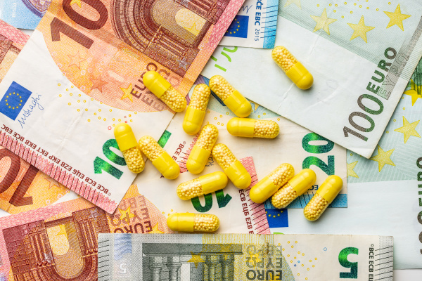 pillen und euro geld gesundheitskonzept