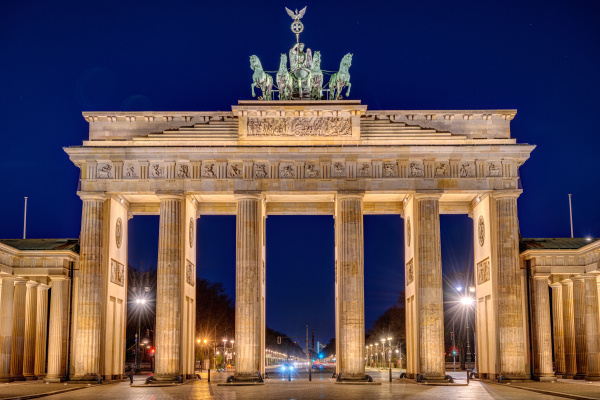 das beleuchtete brandenburger tor in berlin