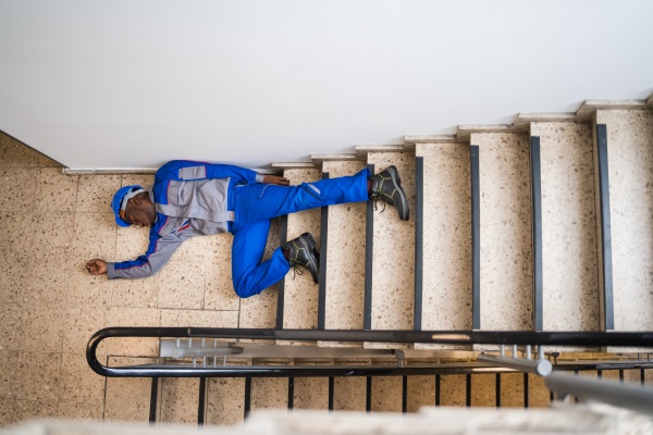handwerker liegt auf treppe