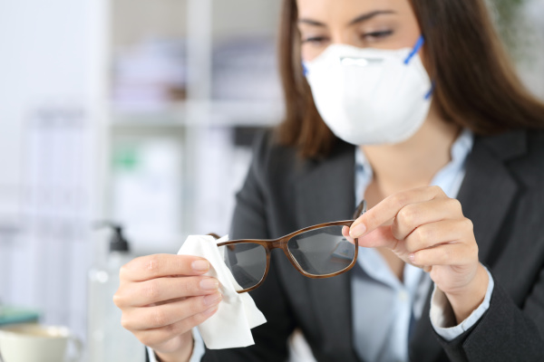 executive traegt maske desinfektionsbrille mit desinfektionsbrille