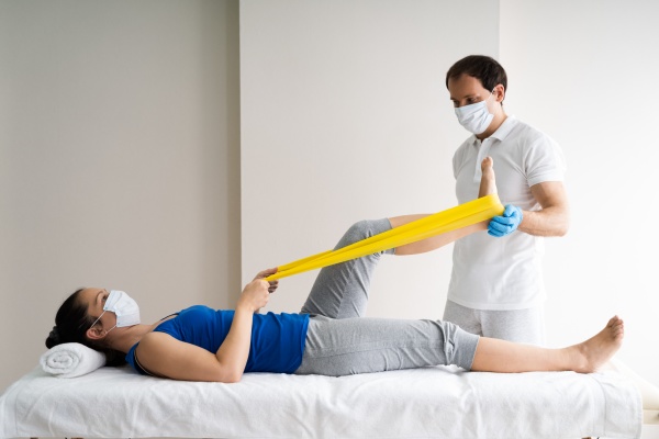 physiotherapeut in form von banduebungstherapie und
