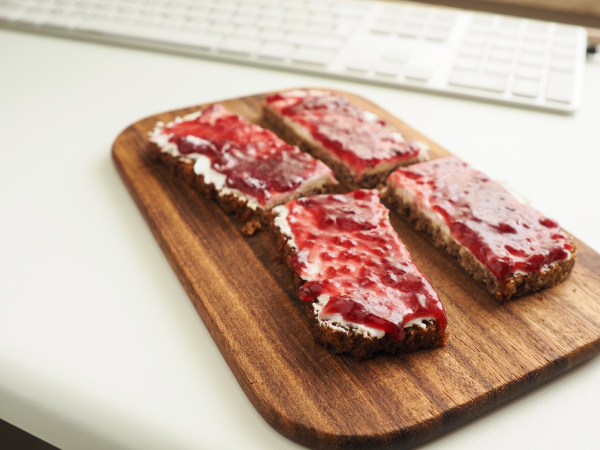 Vollkornbrot mit Quark und Himbeermarmelade auf einem - Lizenzfreies ...