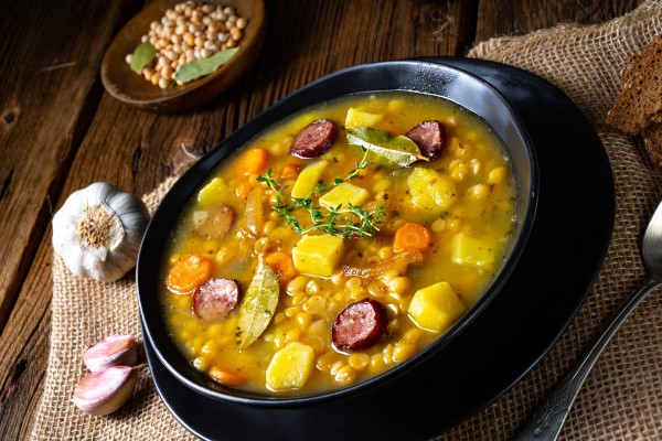 Rustikale Erbsensuppe mit Speck und Würstchen - Stock Photo #28527838 ...