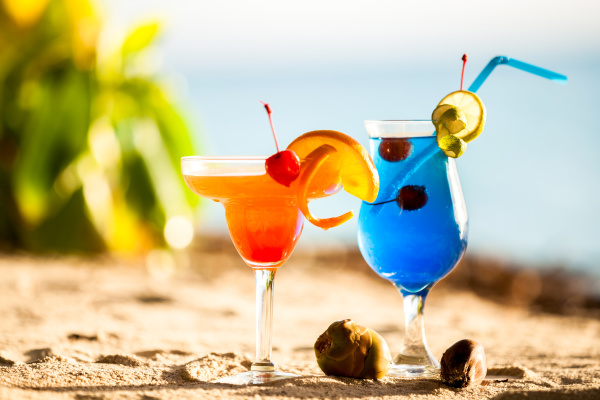 malediven bunte cocktails am strand