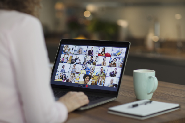 kollegen videokonferenzen auf laptop bildschirm