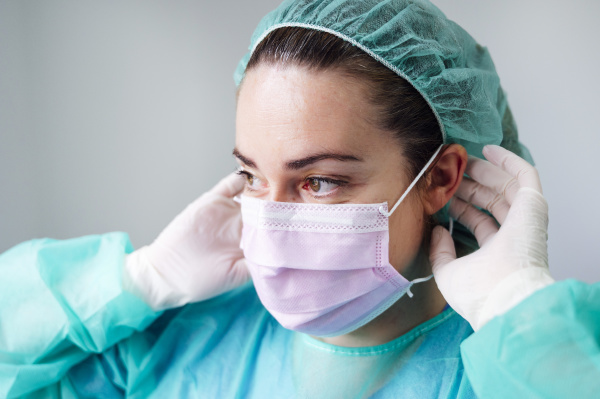nahaufnahme einer krankenschwester mit chirurgischer maske