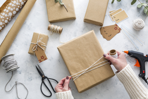 haende der frau verpackung weihnachtsgeschenke