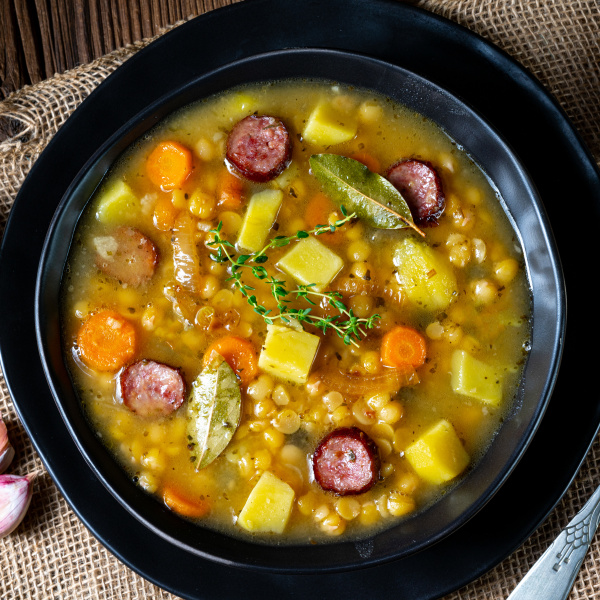 Rustikale Erbsensuppe mit Speck und Würstchen - Lizenzfreies Bild ...