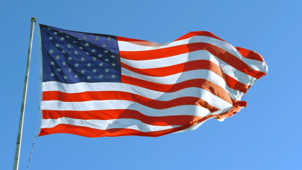 amerikanische flagge weht im wind mit