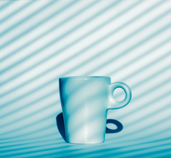 kaffeetasse auf blauem und weissem hintergrund