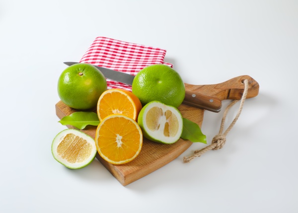 gruene grapefruits und halbierte orange