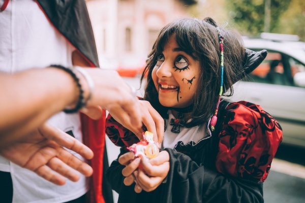 maedchen im halloween kostuem trick or