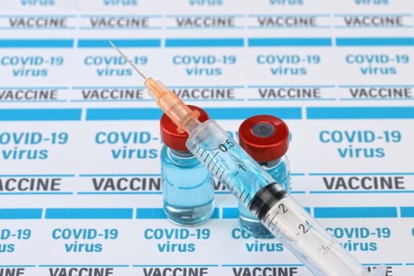 covid 19 impfstoff medizinische ampullen