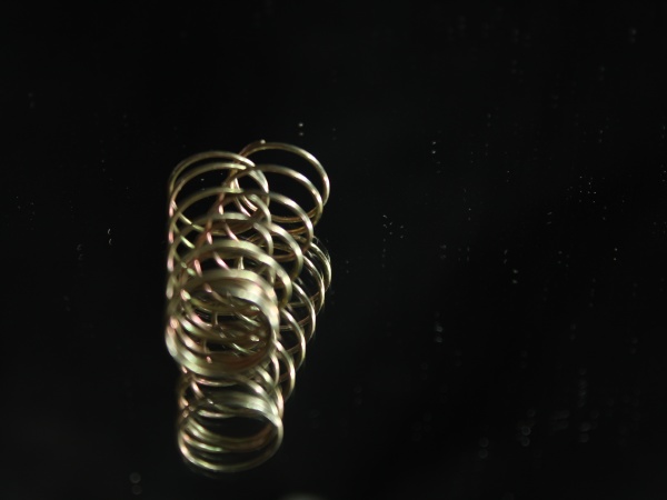 metallfeder rund spiralfoermig reflexion elastisch