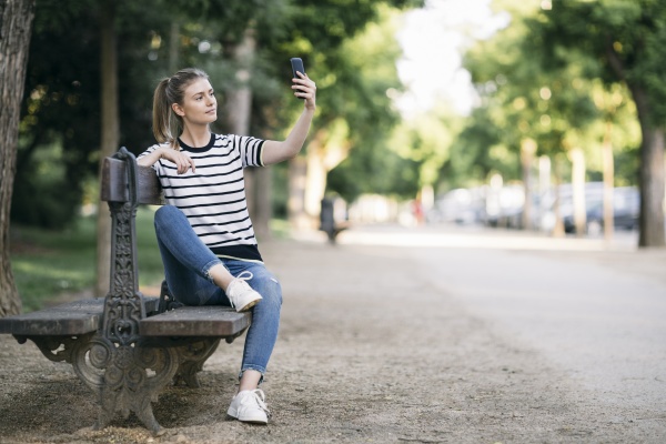 frau die selfie auf dem smartphone