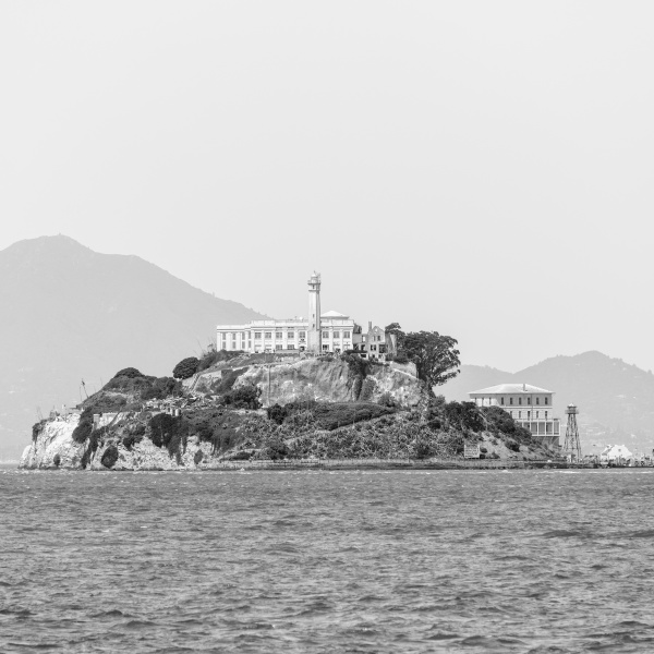 waterfront mit alcatraz island im hintergrund