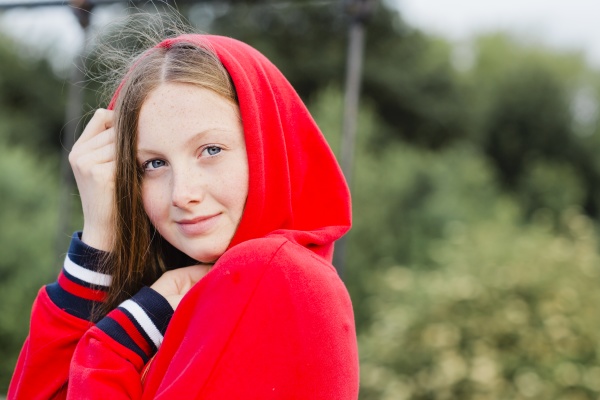portraet von teenager traegt roten hoodie