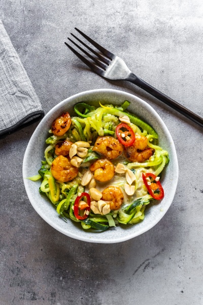 zoodles mit garnelen und chili in