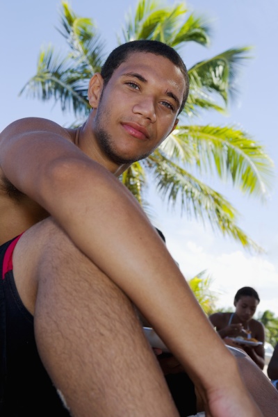portraet eines jungen mannes am strand
