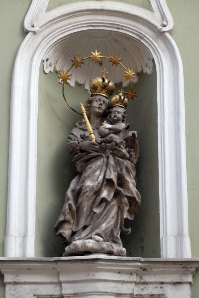 jungfrau maria mit jesuskind statue an