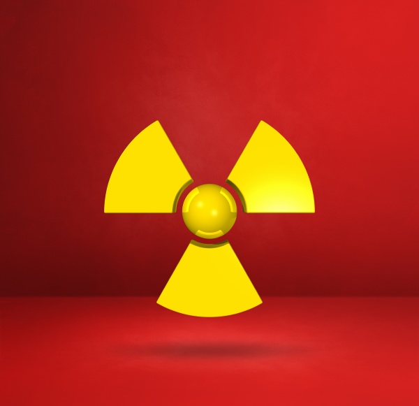 radioaktives symbol auf rotem studiohintergrund