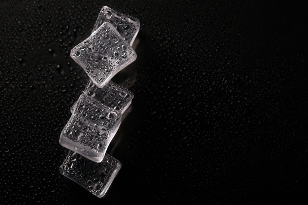 abstrakter kreativer hintergrund mit eiswuerfeln und