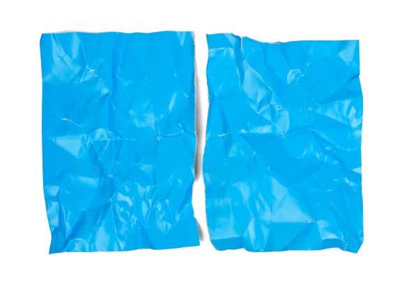 zerknitterter blauer kartonblatt aus papier isoliert