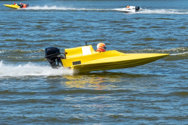 gelbes schnellboot im rennen