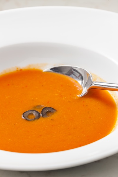 typisch spanische Suppe Gazpacho mit schwarzen Oliven - Stock Photo ...