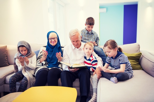 moderne muslimische grosseltern mit enkelkindern lesen