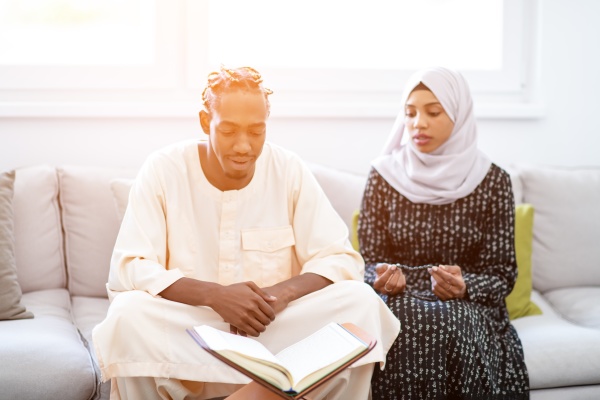 afrikanisches paar zu hause liest koran