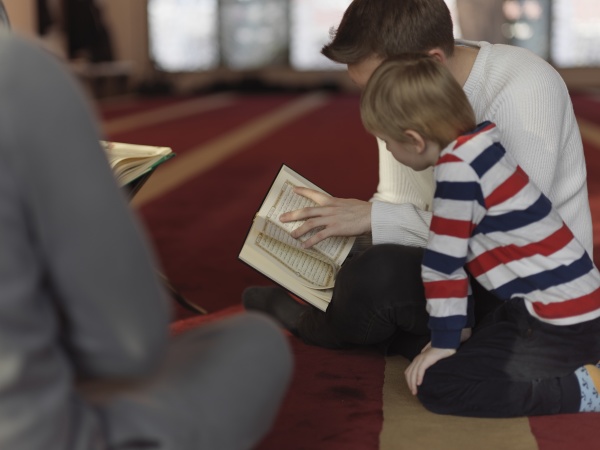 muslimische menschen in moschee lesen koran