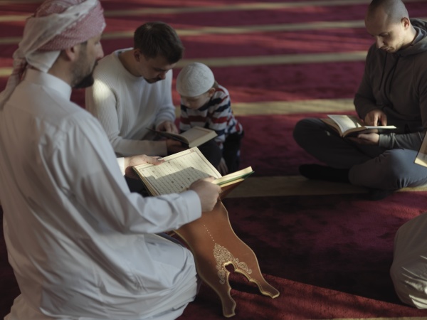 muslime in der moschee lesen gemeinsam