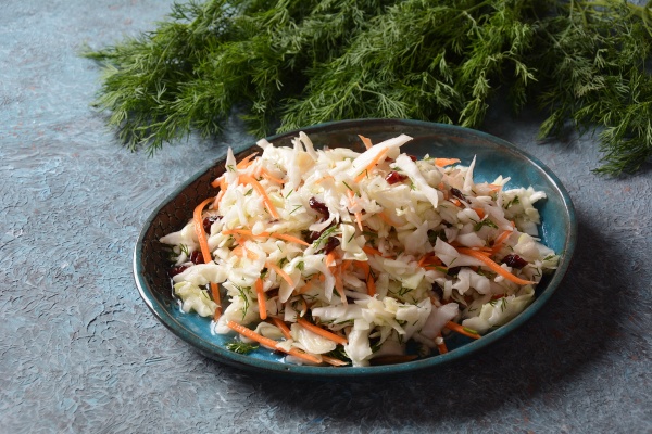 Kohlsalat mit Karotten geräucherten Mandeln und - Lizenzfreies Bild ...