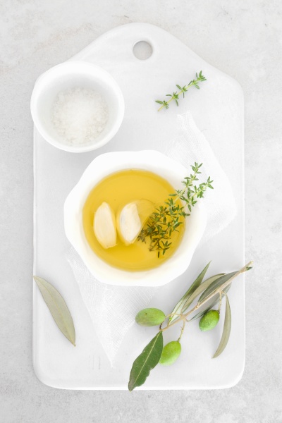 olivenoel mit thymian knoblauch und salz