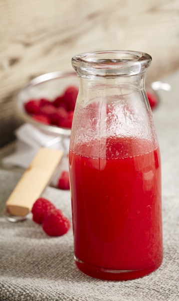 Hausgemachter Himbeerlikör mit Wodka und Himbeerbrand - Lizenzfreies ...