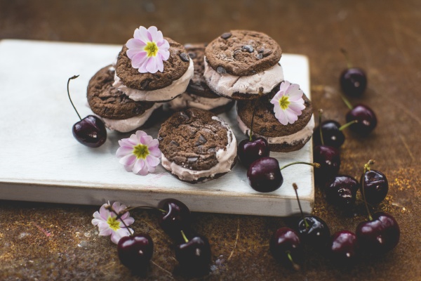 Schokoladen-Sandwich-Kekse mit Kirscheis - Stock Photo #29888114 ...