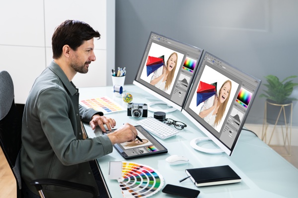 grafik foto designer mit computerbildschirm