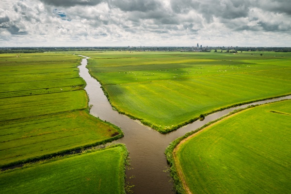 luftaufnahme von kanaelen durch landwirtschaftliche felder