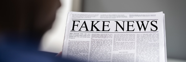 afrikanischer mann liest fake news schlagzeile