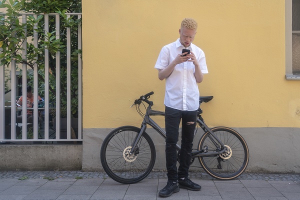 deutschland koeln albino mann mit smartphone