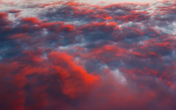 rote wolken am sommerhimmel nach sonnenuntergang