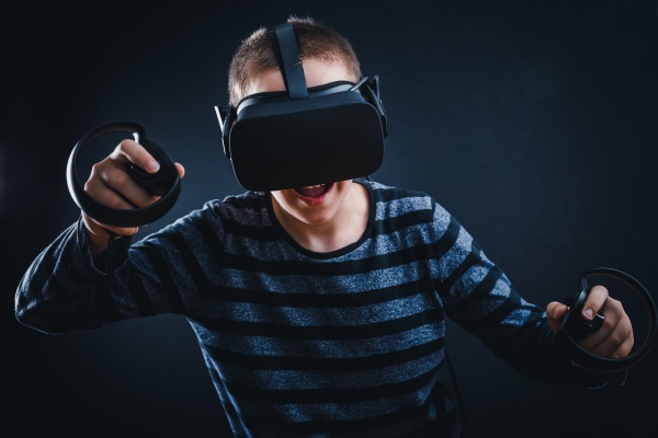 teenager junge spielt in der virtuellen