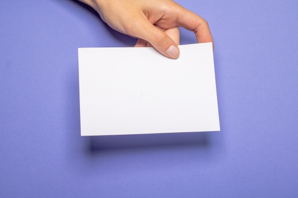 frau mit leerem buchstaben auf violettem