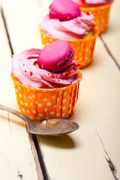 rosa Beerencreme Cupcake mit Makrone obendrauf - Lizenzfreies Bild ...