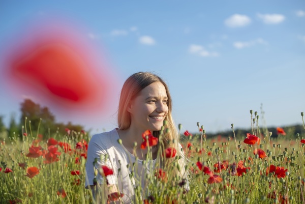 Hübsche Junge Frau Genießt Sonne Im Mohnfeld Lizenzfreies Bild