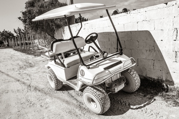 golfwagen buggy autos karren schlammiges strassendorf