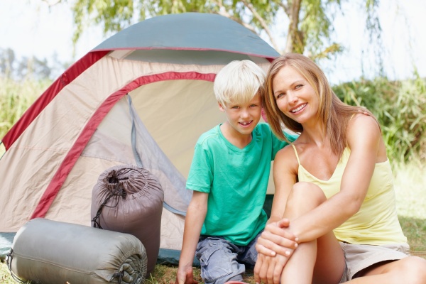 Mutter und Sohn campen Porträt von Mutter und Sohn Stockfoto