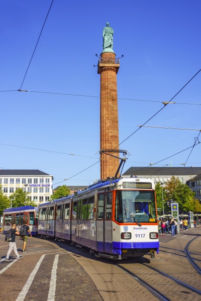 strassenbahn am luisenplatz in darmstadt deutschland