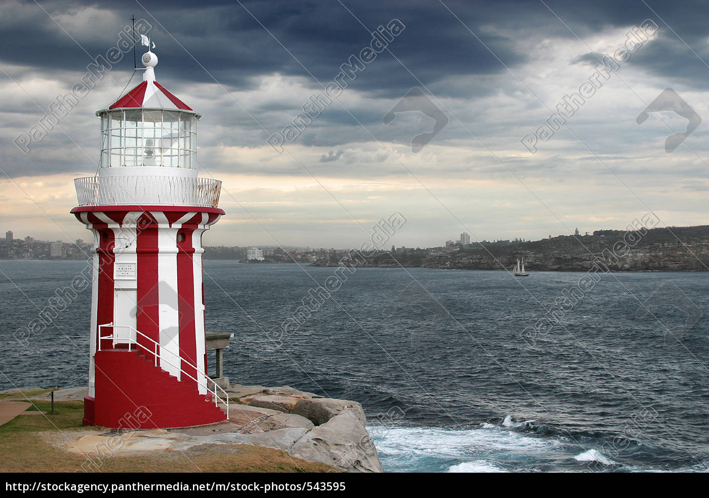 Leuchtturm Am Meer Mit Blick Auf Bucht Lizenzfreies Bild Bildagentur Panthermedia